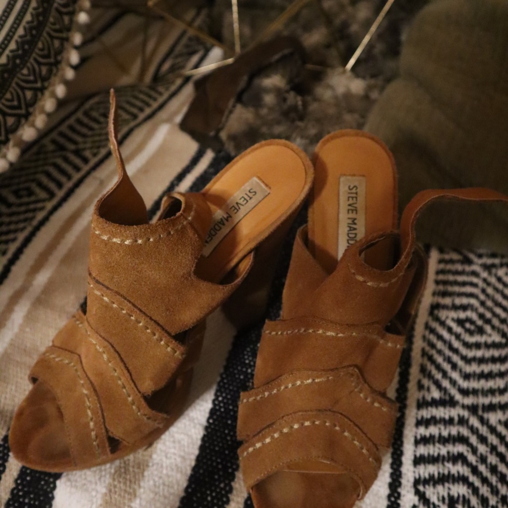 STEVE MADDEN Retro Suede Heel